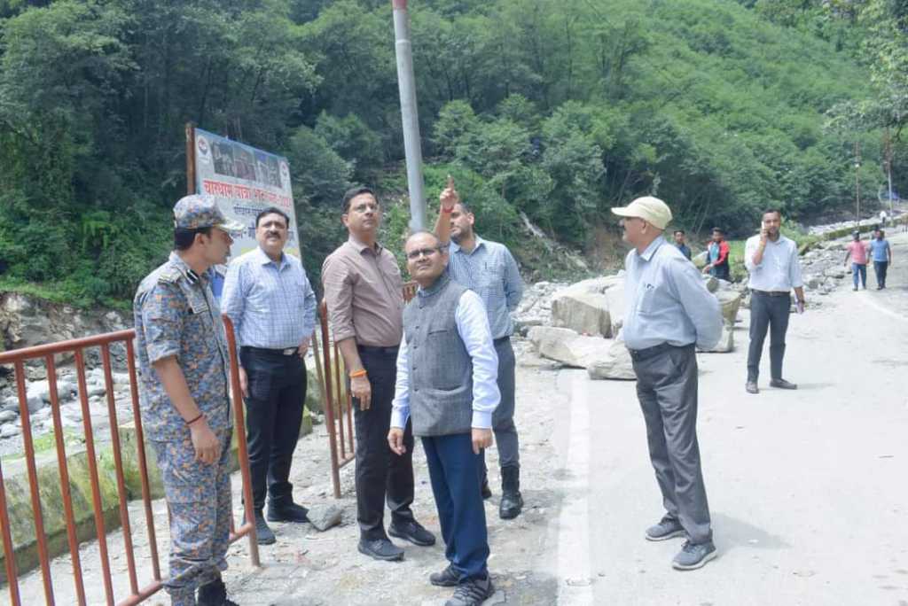 लोक निर्माण विभाग सचिव  पंकज पांडे ने अधिकारियों के साथ  केदारघाटी के प्रभावित क्षेत्रों का ग्राउंड एवं एरियल सर्वे किया।