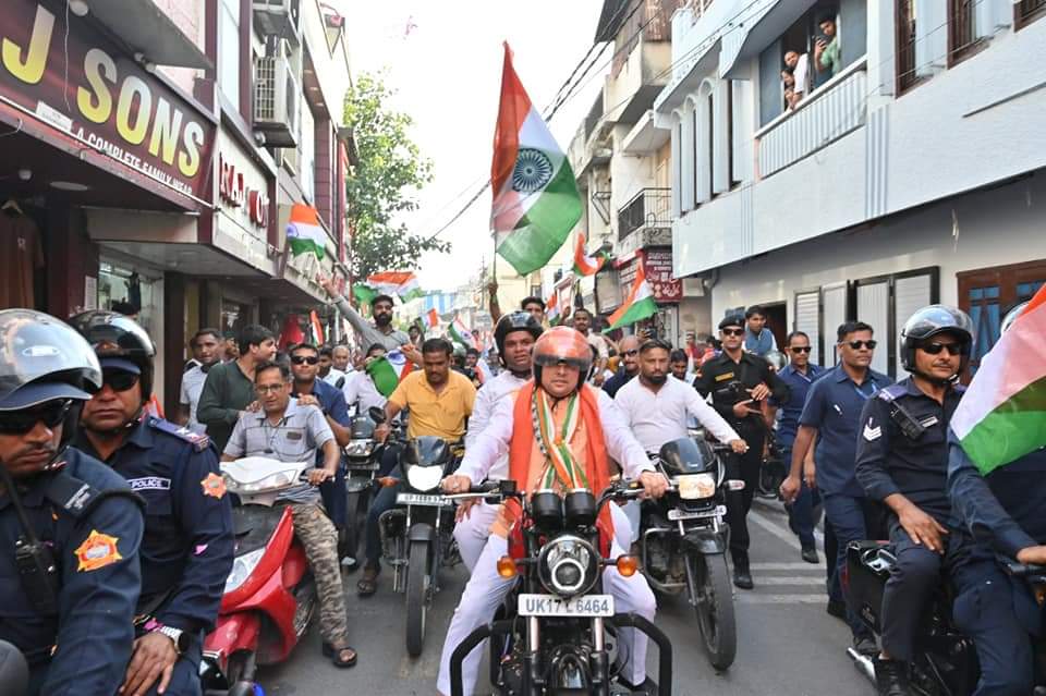 मुख्यमंत्री पुष्कर सिंह धामी रुड़की में आयोजित तिरंगा बाइक रैली में शामिल हुए।