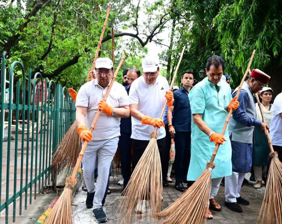 मुख्यमंत्री पुष्कर सिंह धामी ने गांधी पार्क में लगाया झाडू, स्वच्छता का दिया संदेश, वैक्यूम बेस्ड क्लीनिंग मशीनों को दिखाई हरी झंडी – Cleanliness drive in Gandhi Park