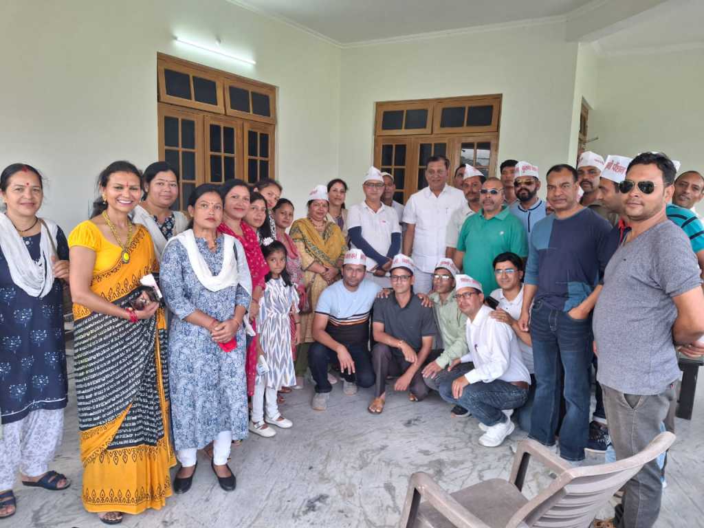 द्वाराहाट विधायक मदन बिष्ट को पुरानी पेंशन मांग पर कर्मचारियों ने सौंपा ज्ञापन, विधायक ने गैरसैंण सत्र में पुरानी पेंशन मामले को उठाने का दिया आश्वासन।