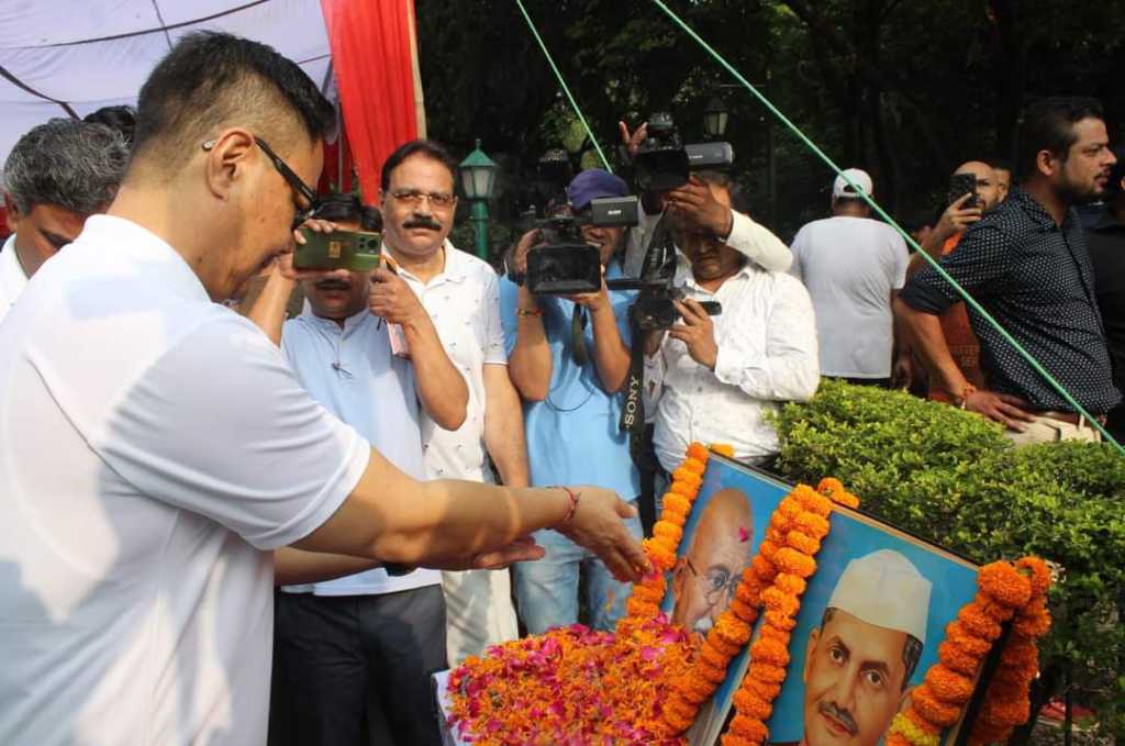 किरेन रिजिजू: स्वच्छ भारत दिवस में देहरादून पहुंचे ​केंद्रीय मंत्री,चरखा चलाया, झाडू लगाकर दिया ये खास संदेश