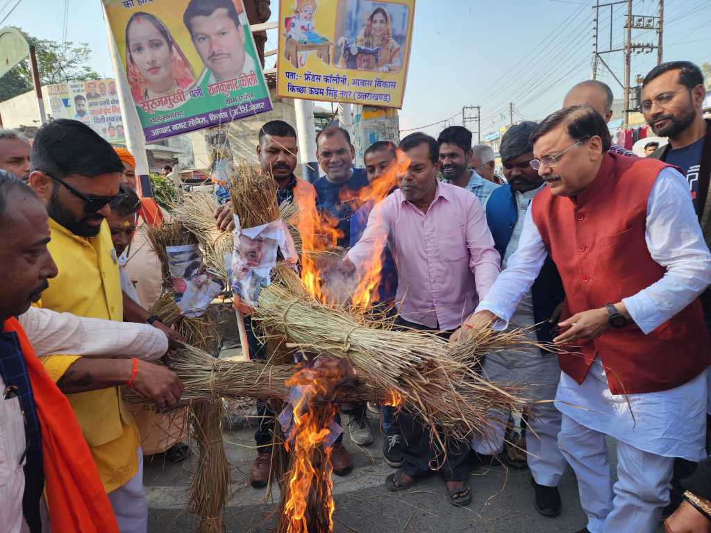 बांग्लादेश में हिंदुओं पर हो रहे अत्याचार के खिलाफ दीनदयाल चौक पर जोरदार प्रदर्शन, बांग्लादेश सरकार का पुतला दहन